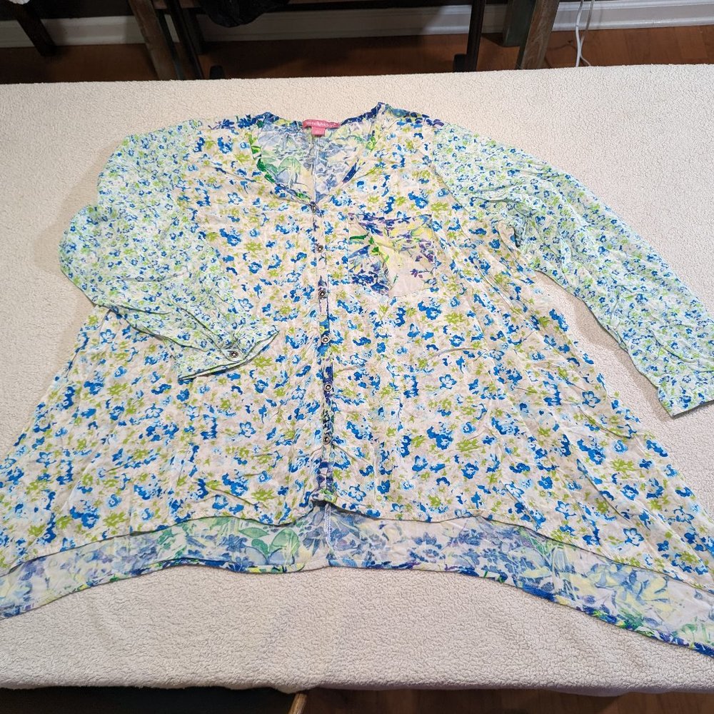 Shirt - Woman Within brand. Size L. White blouse with blue and green colors